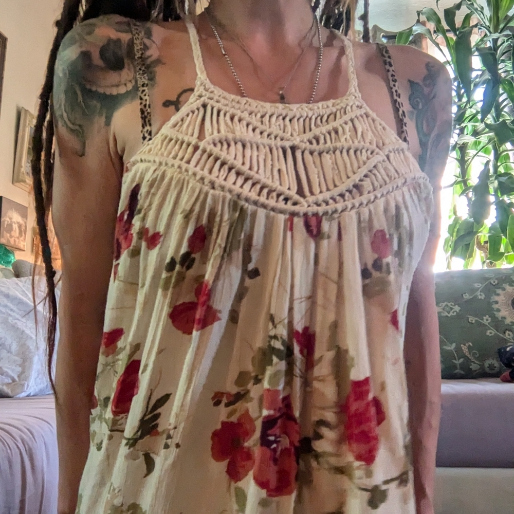 Volcom Shift Dress Sleeveless Crochet Ruffle Pleated Floral Ivory Red Size S